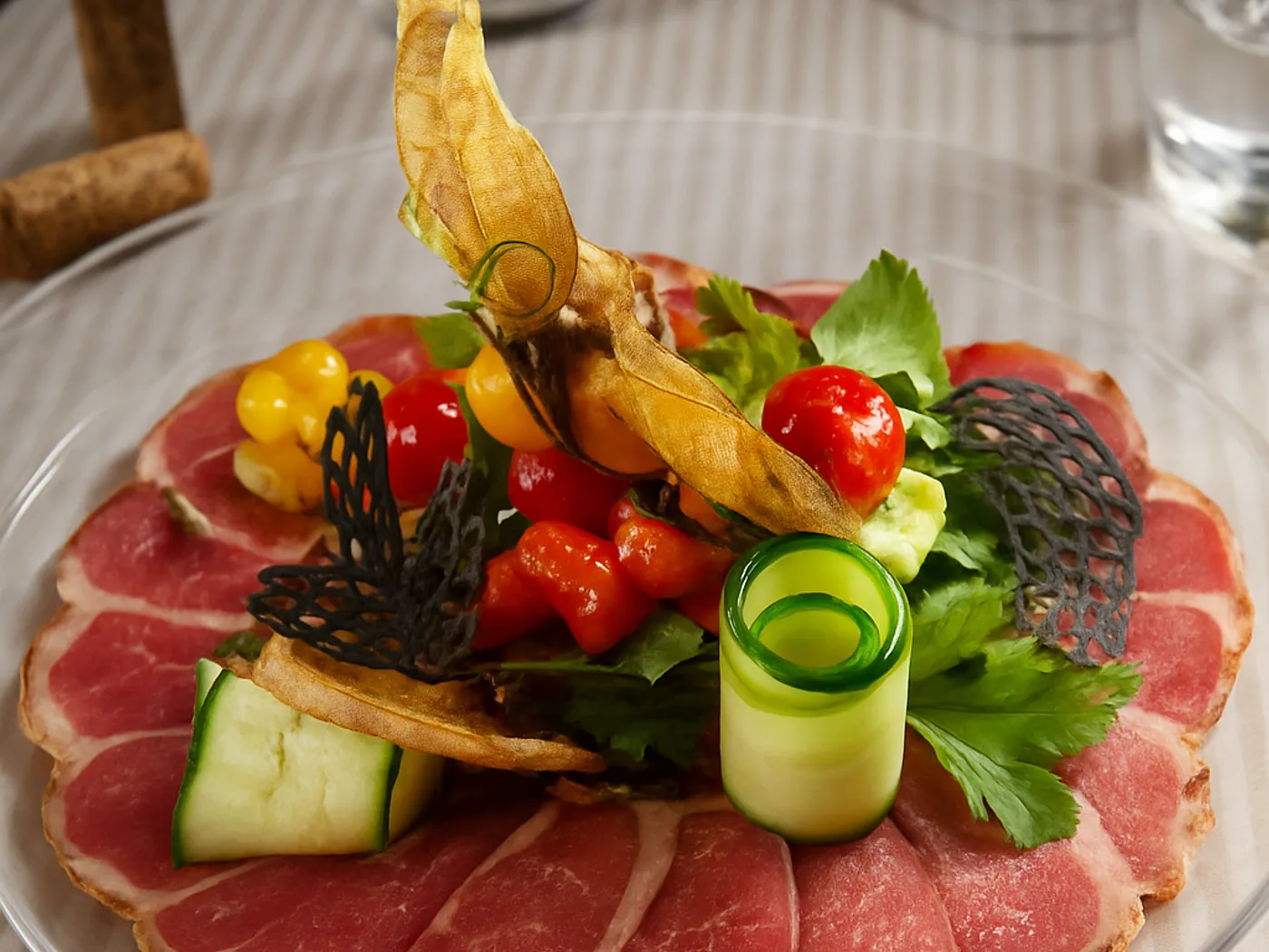 Tagliere di salumi con pomodorini e verdure fresche